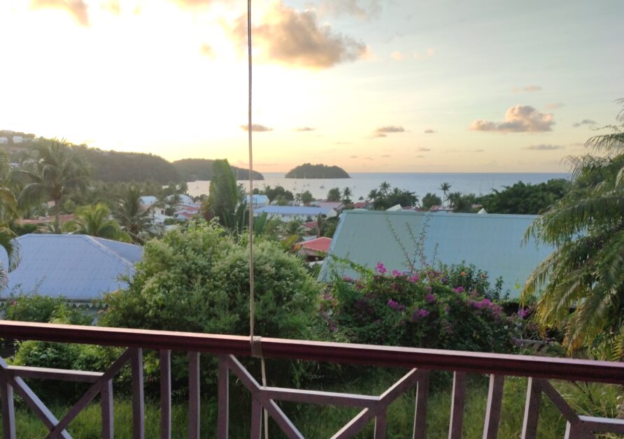 Maison residentielle 80m2, grande terrasse , superbes vues, plage et commerces a pied…